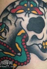 Padrão de tatuagem de cobra verde de perna