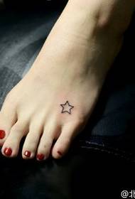 Yksinkertainen viiden teräksen tähden tatuointikuvio jalalla