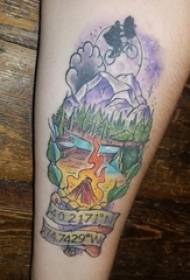 Le armi dei ragazzi hanno dipinto le immagini creative del tatuaggio del paesaggio della natura dello schizzo dell'acquerello