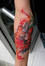 Maschera creativa del tatuaggio della chitarra letteraria di schizzo dell'acquerello dipinto braccio del ragazzo