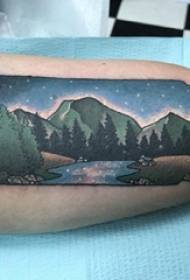 Le armi dei ragazzi hanno dipinto le immagini del tatuaggio del paesaggio di bello paesaggio notturno dell'acquerello