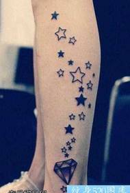 Motif de tatouage en forme de diamant avec une étoile à cinq branches