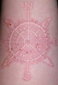 Arm kompass osynliga tatueringsmönster