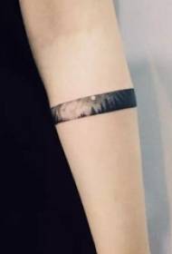 Armband tattoo tus kheej tsis yog tshaj tawm