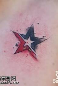 Bahu dicat pola tato bintang berujung lima