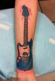 Mūzikas tēmas tetovējumi ar dažādiem mūzikas instrumentiem un citiem elementiem