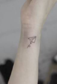 Ултра едноставна и ненаметлива шема на тетоважи на мини авион