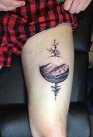 Fiú combján fekete szürke vázlatpontú tüske tippekkel kreatív táj tetoválás képekkel