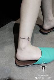 Tatuaggio a forma di stella a cinque punte sulla caviglia
