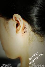 Petit tatuatge fresc a l’orella