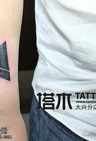Arm trekantotem tatoveringsmønster