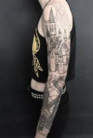 una serie di tatuaggi su temi architettonici neri e grigi