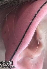 Линијски узорак тетоваже на уху