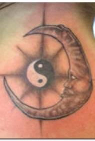 Gâtul yin și yang bârf și model de tatuaj luna