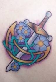 Rameno farebný meč a kvetinový vzor tetovania