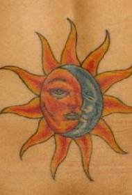 Модел во боја на сонце и месечина во тетоважа