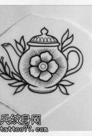 Рукописни реалистични узорак тетоважа чајника