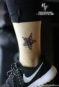 Tatuaje de estrelas de cinco puntas no nocello