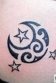 Exquisito tatuaje de tótem de luna