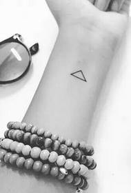 Yksinkertainen kolmion geometrinen tatuointi pieni kuvio