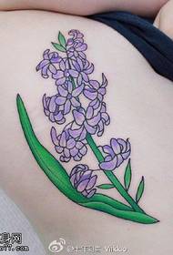 Frësch Lavendel Tattoo op d'Schëlleren