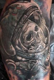 Ang mga binti ng Europa at Amerika na itim at puting mga astronaut ay pattern ng tattoo ng bungo