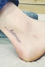 un gruppo di piccoli piccoli tatuaggi freschi e naturali