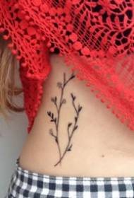Mažas šviežios tatuiruotės raštas - graži tatuiruotė su širdimi, kuria norima atspausdinti mažą šviežią tatuiruotę
