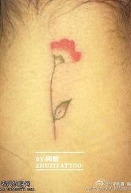 Svježa tetovaža cvijeta na vratu