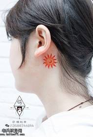 Sunce tetovaža uzorak na uhu