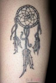 Meitenes kāts uz melni pelēkas skices literārā sapņu ķērāja tetovējuma attēla