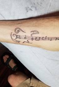 Vitello da ragazzo su linea nera con piccole immagini belle e fresche di tatuaggi