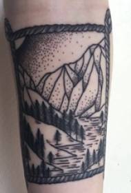 Boy's arm op zwart grijs schets mooie eenvoudige landschap tattoo foto