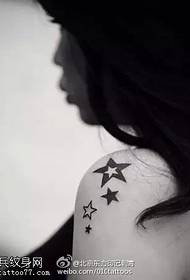 Tatuaggio pentagramma sulla spalla