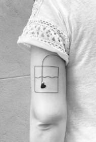 Ultra-einfache Linien-Tattoos - eine Reihe einfacher Linien auf dem Arm eines kreativen Mädchens