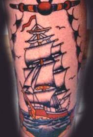 Χρώμα βραχίονα παραδοσιακό μοτίβο τατουάζ με σκάφος