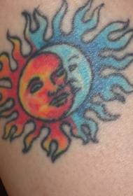 Käe värviline päikese ja kuu sümbol tätoveeringu muster