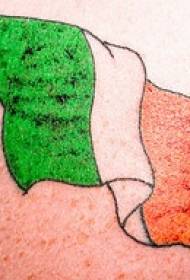 肩膀彩色的愛爾蘭國旗紋身圖案