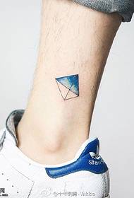 Deimantinė tatuiruotė ant kulkšnies