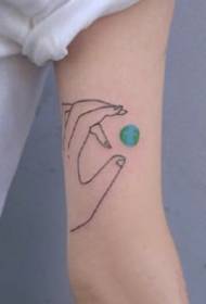 हातावर अल्ट्रा-सिंपल कलरचा छोटा ताजे टॅटू नमुना