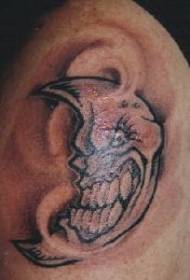 Spalla tatuata di luna umanizata in furia marrone