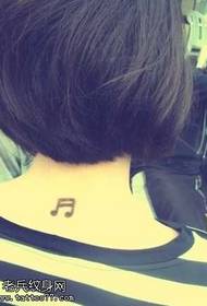 Modello di tatuaggio con note fresche sul collo