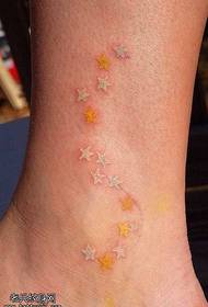 Modèle de tatouage étoile simple pied