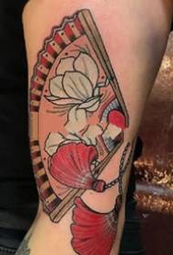 Tatuaggio a ventaglio: una serie di disegni di tatuaggi a ventaglio in stile giapponese
