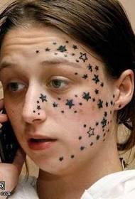 Strani ženski uzorak tetovaže s pet zvjezdica