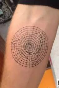 Graži apvali geometrinė tatuiruotė
