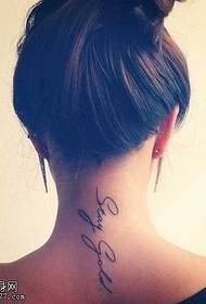 Krásné a krásné malé čerstvé tetování na krku