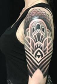 Braccio della ragazza sull'immagine creativa del tatuaggio della geometria della linea di trucco della spina del punto di schizzo grigio nero