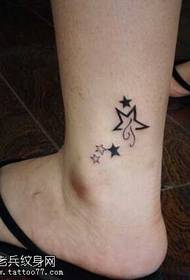 Färska femstjärniga tatueringsmönster på benen