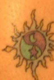 Sorbalda koloreko eguzkia eta ilargia sinboloa tatuaje eredua